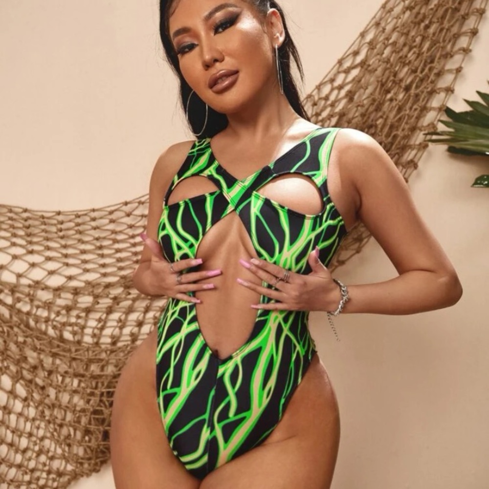 NEW INVENTORY 💚🖤Line Pattern Cut-Out Crisscross One Piece Swimsuit🖤💚
